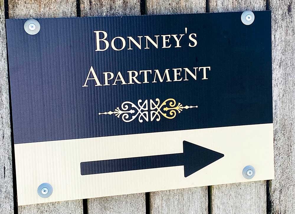Bonney's Apartment sign guiding you to the external Apartment entry